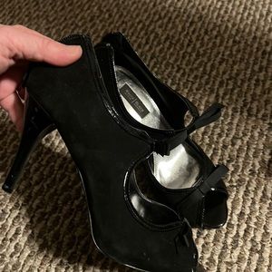Sooo cute White House Black Market WHBM heels 6.5 black bows detail